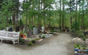 Grafstenen aan pad, begraafplaats Rusthof, Amersfoort